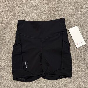 NWT Lululemon Fast and Free High-Rise Lace Trim Short 6" Black
